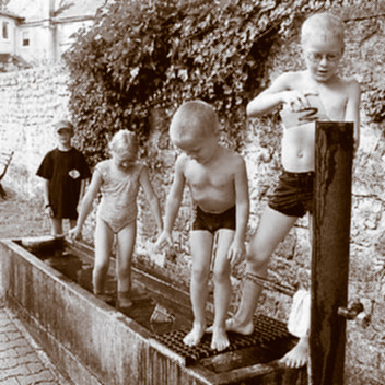 Brunnen mit spielenden Kindern